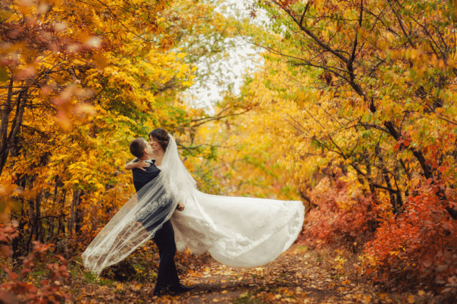 ﻿Fall Weddings:  Splendor Your Event With An Array Of Fall Wedding Favors