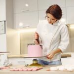 Step-by-step guide on how to learn cake decorating for beginners