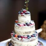 Minimalistic cake decoration with a simple and elegant design