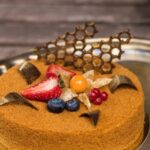 Step-by-step guide on how to decorate a stunning wedding cake table