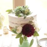 How to beautifully decorate the wedding cake table with elegant touches and stunning details
