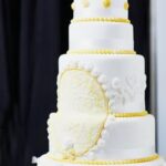 Step-by-step guide: How to beautifully decorate a cake with stunning floral arrangements