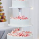 Step-by-step guide on how to beautifully decorate a vintage cake for a charming celebration