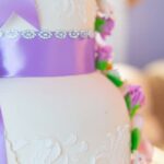 How to Decorate a Skull Cake How to decorate a skull cake with spooky icing, fondant and edible decorations