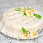 How to Decorate Bunny Cake How to decorate a bunny cake with icing, sprinkles, and cute edible decorations?