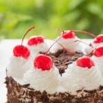 Simple Decorating Cake An elegantly decorated cake with simple yet sophisticated design