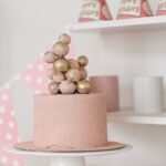 Optimal fridge storage duration for a decorated cake: How long can it stay fresh?