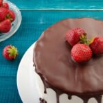 Step-by-step guide on making beautiful flowers for cake decorating at home