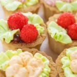 Step-by-step guide on how to decorate a cake without any special tools required