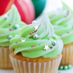 How to Decorate a Giant Cupcake Cake How to decorate a giant cupcake cake: Step-by-step guide to frosting and adding colorful toppings