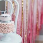 Step-by-step guide on how to decorate a chocolate cake easily for beginners