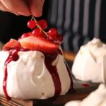 Step-by-step guide on how to decorate cake with beautiful edible flowers for a stunning presentation