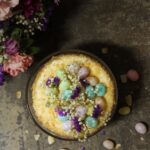 Step-by-step guide on how to decorate a cake easily with simple techniques for beginners