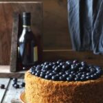 How to Decorate a Cake With Fake Flowers How to decorate a cake with fake flowers in 5 easy steps. Tutorial for beginners