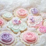 Step-by-step guide on how to decorate cake with Nutella for a delicious, chocolatey finish