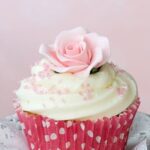 Simple cake decorating without tools: using kitchen gadgets and basic supplies for creative designs