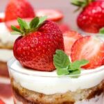 Step-by-step guide on how to decorate a chocolate cake at home with easy homemade frosting