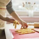 Step-by-step guide on how to decorate flowers on cake for a stunning and elegant look