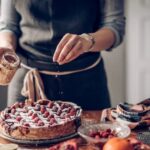 How to decorate an apple cake: step-by-step guide with icing and fresh apple slices
