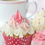 How to Decorate a Cake With Whipped Cream and Strawberries How to decorate a cake with fluffy whipped cream and fresh strawberries for a delicious presentation