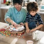 Step-by-step guide on how to decorate the cake with cream for a beautiful finish