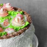 Step-by-step guide on how to decorate a mini cake with creative icing designs