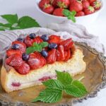 How to Decorate a Fruit Cake Without Icing: Creative Garnishes and Fresh Fruit Arrangements