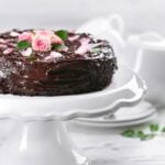 How to Make Decorative Carrots on a Cake How to make decorative carrot-shaped icing on a cake for a festive touch