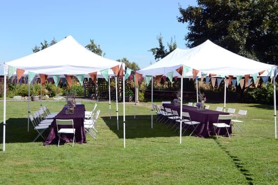 Who Pays for Wedding 1 Traditionally, the bride's family pays for wedding expenses, but modern couples often share the cost