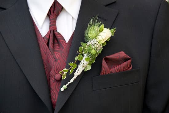 How to Wear Wedding and Engagement Ring 1 Step-by-step guide on how to wear wedding and engagement rings together for a stylish look