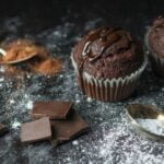 Usage of liquid glucose in cake decorating to improve texture, prevent crystallization, and enhance moisture retention