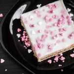 Step-by-step guide on how to decorate a pound cake for Christmas