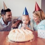 How to Decorate a Table for a Wedding Cake How to Decorate a Wedding Cake Table: Ideas for Elegant Floral Arrangements and Linens