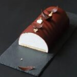 How to decorate a cake for beginners without tools: simple icing designs and creative placement