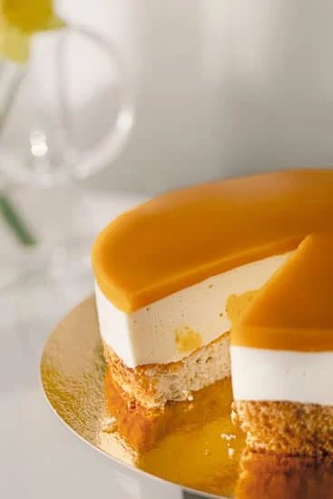 Step-by-step guide on how to decorate a cake with mango slices and puree for a tropical twist