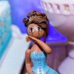 Step-by-step guide on how to decorate giant cupcake birthday cake with icing and colorful sprinkles