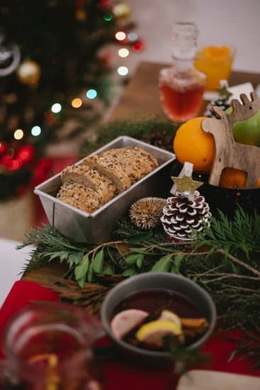 How to Decorate a Christmas Cake With Fruit and Nuts 1 How to Decorate a Christmas Cake with Fruit and Nuts: Festive and Colorful Cake Design Tips