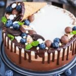 How to Decorate a Coconut Cake for Christmas How to decorate a coconut cake for Christmas: festive coconut flakes and chocolate snowflakes