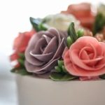 How to Use Real Flowers to Decorate Cakes Decorate cakes beautifully with real flowers - a step-by-step guide for beginners
