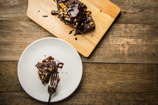 Step-by-step guide on how to use disposable cake decorating bags for beginners