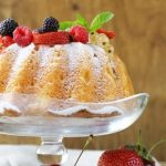 Step-by-step guide on how to decorate cake with icing sugar at home