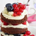 How to Decorate a Cake With White Chocolate Ganache Decorating a cake with white chocolate ganache - step-by-step tutorial for beginners