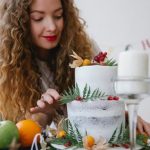 How to Decorate a Vanilla Cake With White Chocolate Icing Decorating a vanilla cake with white chocolate icing for a sweet masterpiece