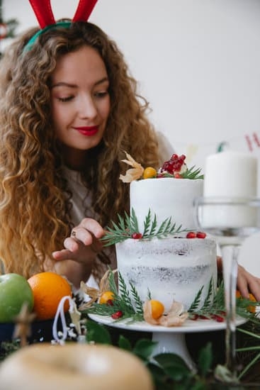 How to Decorate a Vanilla Cake With White Chocolate Icing 1 Decorating a vanilla cake with white chocolate icing for a sweet masterpiece