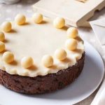 Step-by-step guide on how to create stunning cakes adorned with sugarpaste roses