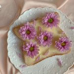 Step-by-step guide on how to make decorative frosting for cakes at home