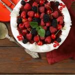 Step-by-step tutorial on how to decorate rustic cake with edible flowers and twine